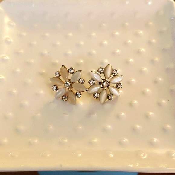 🌸🌸Flower🌸Stud🌸Earrings🌸🌸 - Picture 2 of 3